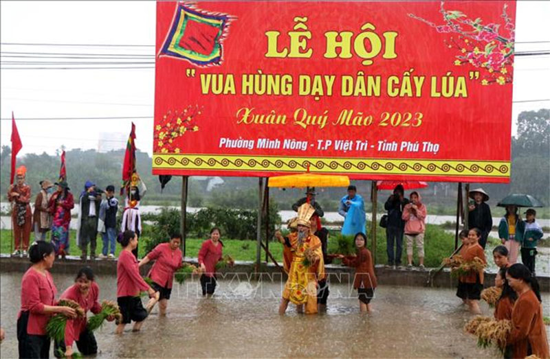 Lễ hội Vua Hùng dạy dân cấy lúa ở Phú Thọ